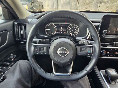 Used 2022 Nissan Pathfinder SV image 18