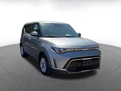 Used 2025 Kia Soul LX w/ LX Technology Package FWD image 2