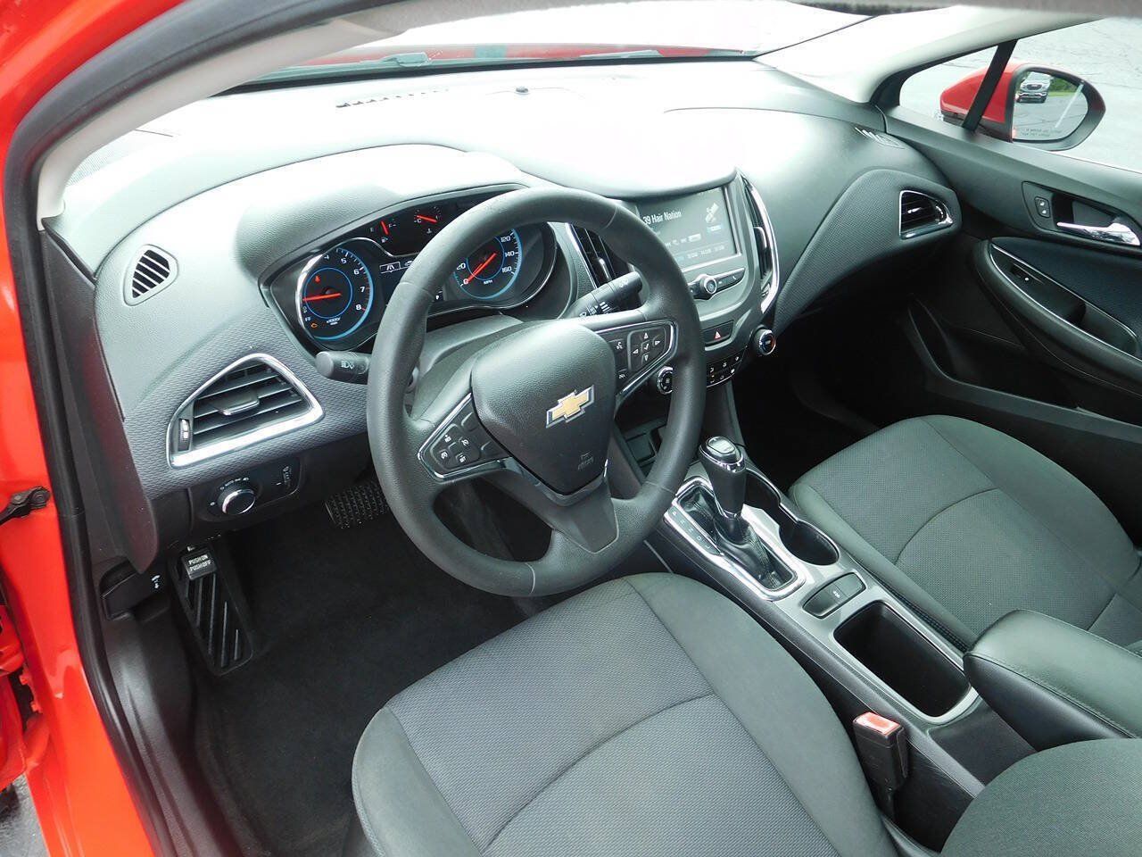 Used 2018 Chevrolet Cruze LT FWD image 13