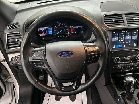 Used 2018 Ford Explorer XLT w/ Equipment Group 202A image 4