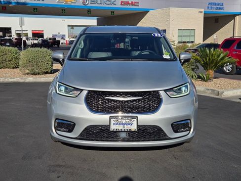 Used 2023 Chrysler Pacifica Touring-L image 8