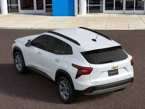 New 2026 Chevrolet Trax LT w/ LT Convenience Package FWD image 2