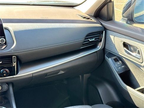 Used 2023 Nissan Rogue SV image 16