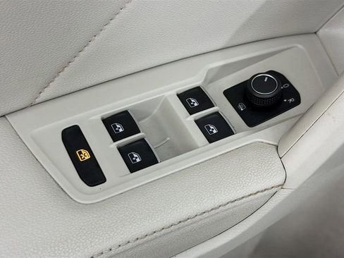 Used 2022 Volkswagen Tiguan SE AWD/4WD image 23