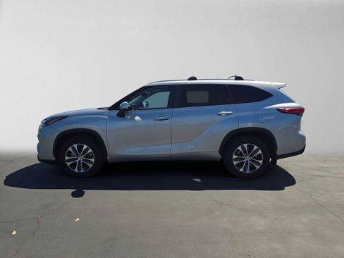 Used 2023 Toyota Highlander XLE FWD image 6