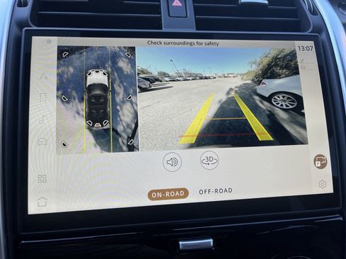 Used 2025 Land Rover Discovery Dynamic SE image 22