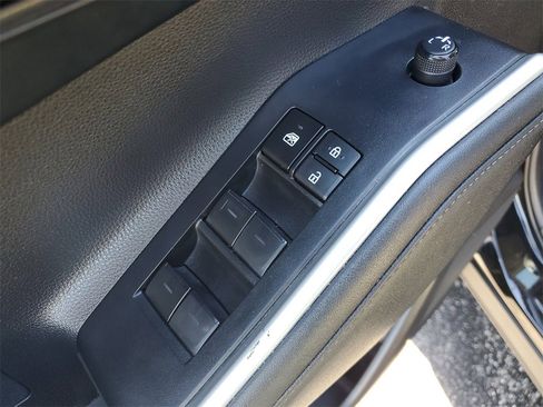 Used 2023 Toyota Highlander LE image 17