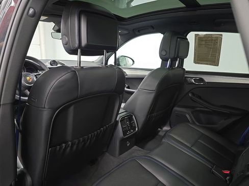 Certified 2025 Porsche Macan AWD/4WD image 28