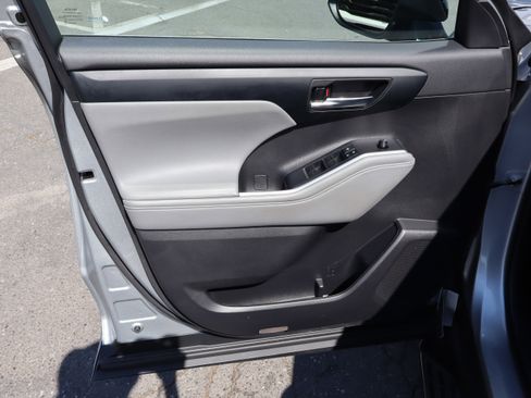 Used 2022 Toyota Highlander XLE AWD/4WD image 17