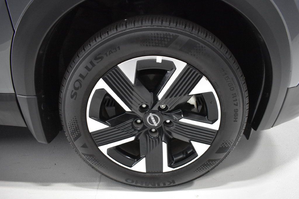 Used 2025 Nissan Kicks SV AWD/4WD image 10
