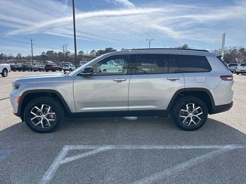 Certified 2024 Jeep Grand Cherokee L Limited w/ Luxury Tech Group II image 4