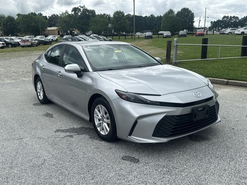 Used 2025 Toyota Camry LE FWD image 3