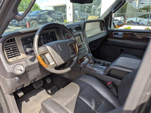 Used 2013 Lincoln Navigator L 4WD image 3