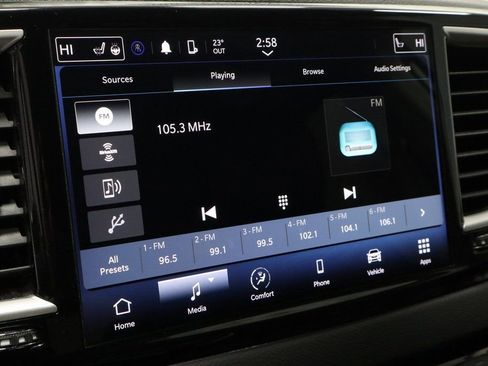 Used 2024 Chrysler Pacifica Touring-L image 2