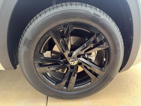 New 2026 Volkswagen Atlas Cross Sport SEL R-Line image 18