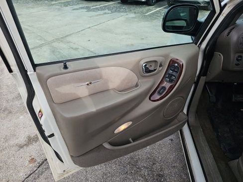 Used 2003 Chrysler Town & Country Limited image 25