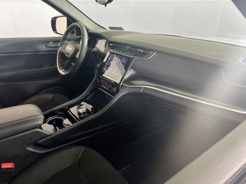 Used 2023 Jeep Grand Cherokee Altitude image 28