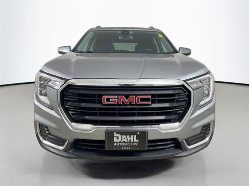 Used 2024 GMC Terrain SLE w/ Driver Convenience Package image 3