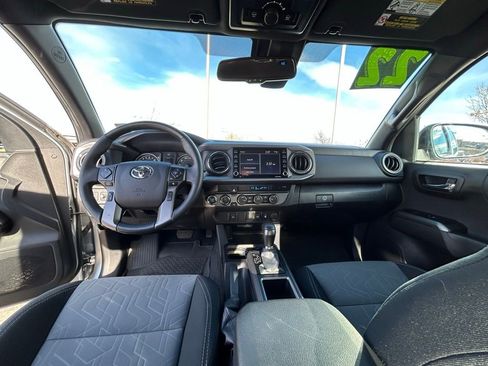 Used 2022 Toyota Tacoma TRD Off-Road image 9
