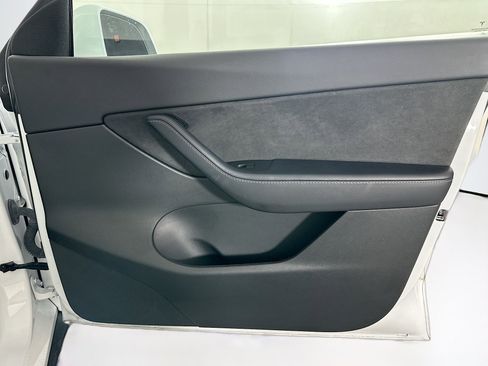 Used 2022 Tesla Model Y Long Range AWD/4WD image 30
