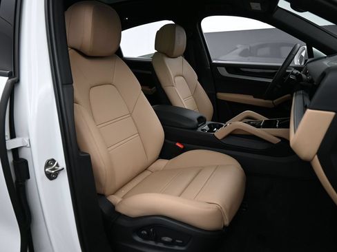 Certified 2025 Porsche Cayenne Coupe AWD/4WD image 32