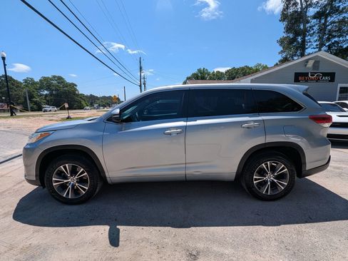 Used 2018 Toyota Highlander LE FWD image 3
