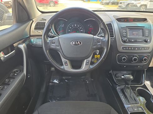 Used 2014 Kia Sorento LX image 11