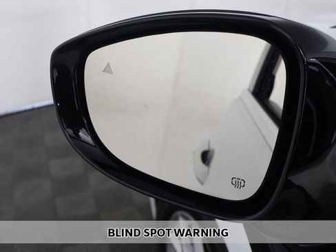 Used 2025 Chrysler Pacifica Select image 4