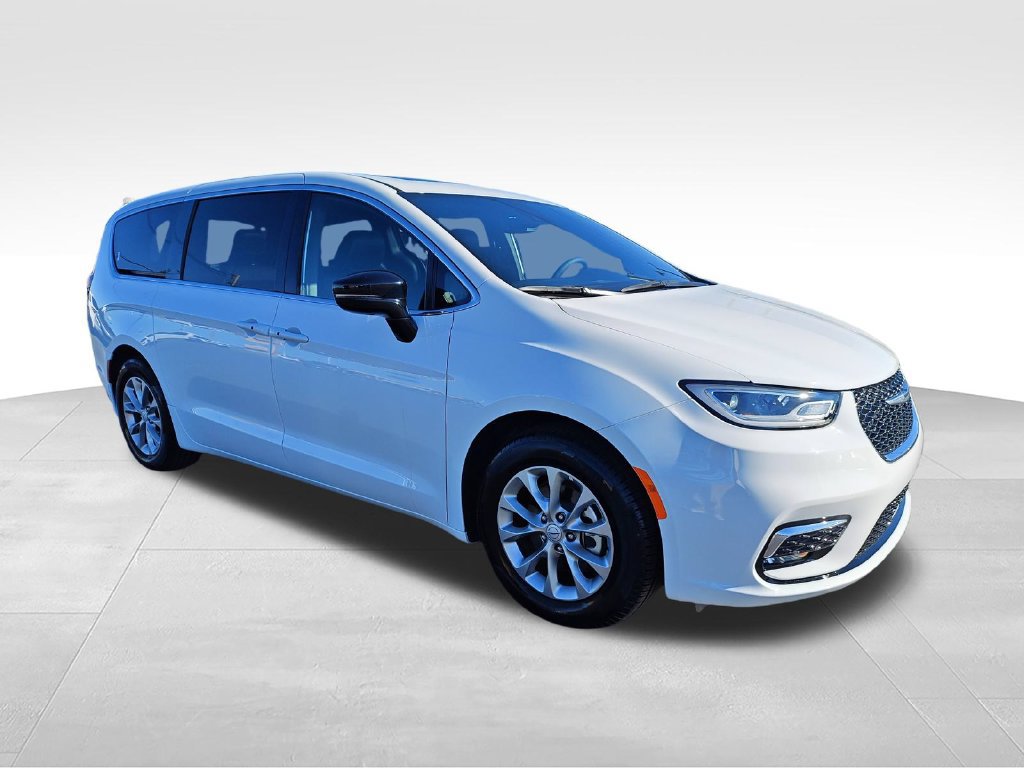 Used 2026 Chrysler Pacifica Limited FWD image 7