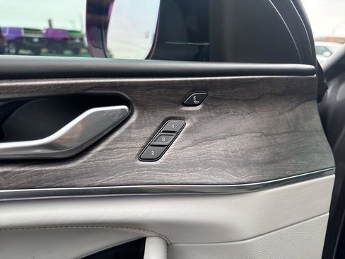 Used 2022 Jeep Grand Cherokee Overland w/ Luxury Tech Group IV image 14