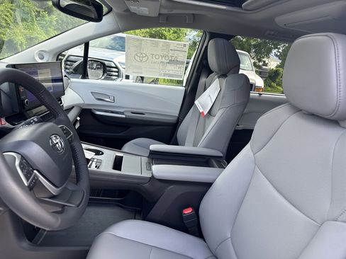 New 2025 Toyota Sienna XLE image 13