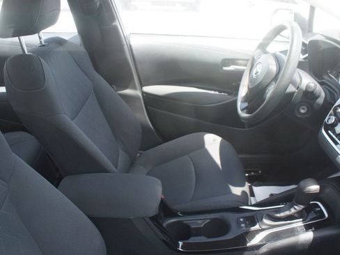 Used 2020 Toyota Corolla LE FWD image 2
