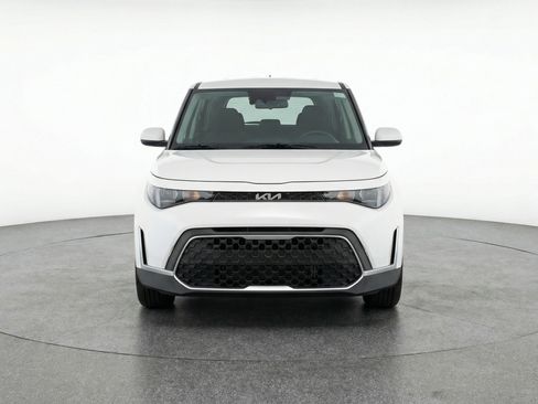 Used 2025 Kia Soul LX w/ LX Technology Package FWD image 2