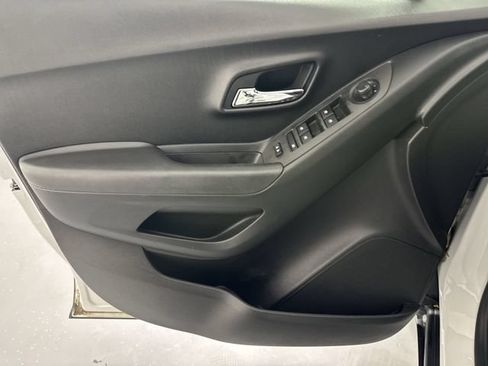Used 2017 Chevrolet Trax LS AWD/4WD image 18