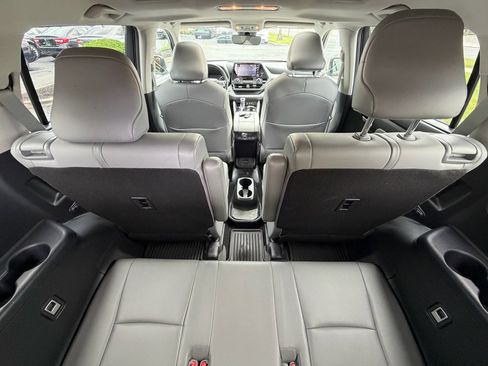 Used 2021 Toyota Highlander XLE image 35