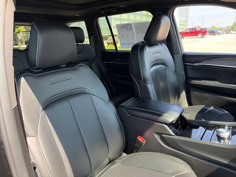 Used 2022 Jeep Grand Cherokee Overland AWD/4WD image 13