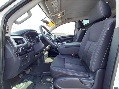 Used 2017 Nissan Titan SV image 8