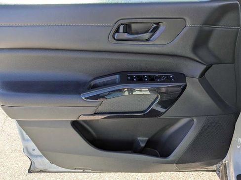 Used 2025 Nissan Pathfinder SV image 19