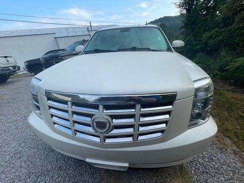 Used 2011 Cadillac Escalade Premium AWD/4WD image 2
