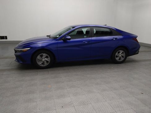 Used 2024 Hyundai Elantra SE FWD image 2