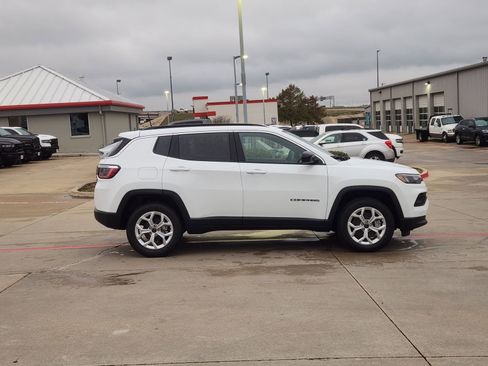 New 2026 Jeep Compass Latitude image 7