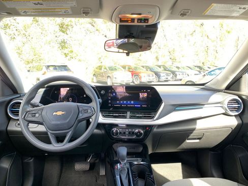 Used 2025 Chevrolet Trax LT image 31