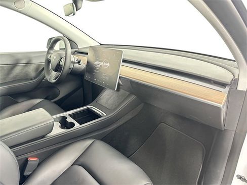 Used 2022 Tesla Model Y Long Range image 25