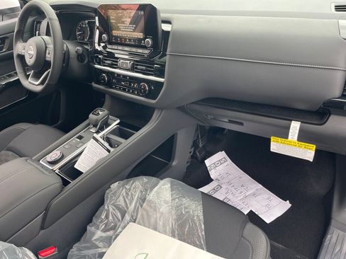 New 2025 Nissan Pathfinder SV image 16