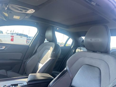 Used 2019 Volvo S60 T6 R-Design image 9