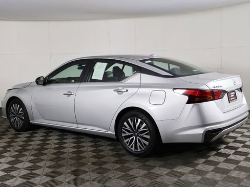 Used 2025 Nissan Altima 2.5 SV FWD image 6