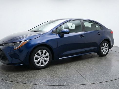 Used 2025 Toyota Corolla LE FWD image 3