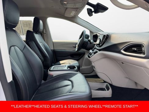 Used 2024 Chrysler Pacifica Touring-L FWD image 15