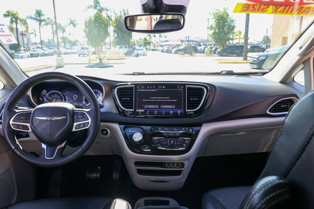 Used 2024 Chrysler Pacifica Touring-L FWD image 22