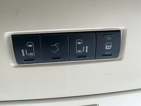 Used 2008 Chrysler Town & Country Limited image 11